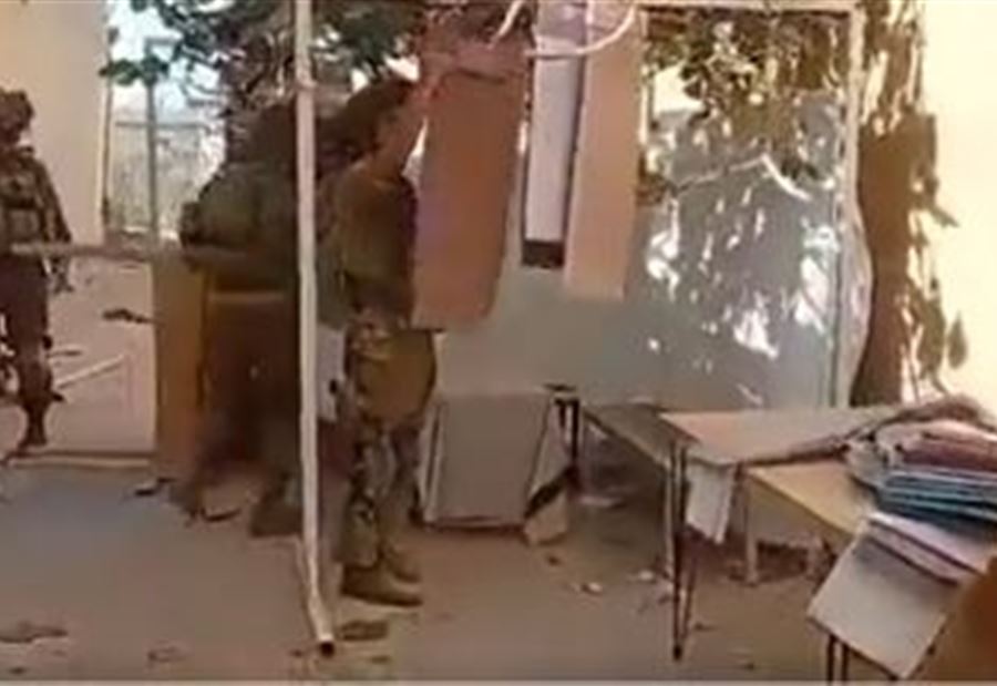 استعراضٌ ورفع علم... "فيديو" الجيش الإسرائيلي في أسواق ميس الجبل يثير الجدل! استعراضٌ ورفع علم... "فيديو" الجيش الإسرائيلي في أسواق ميس الجبل يثير الجدل!