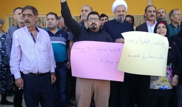 اعتصام امام ثانوية بريتال للمطالبة بتغيير ادارتها
