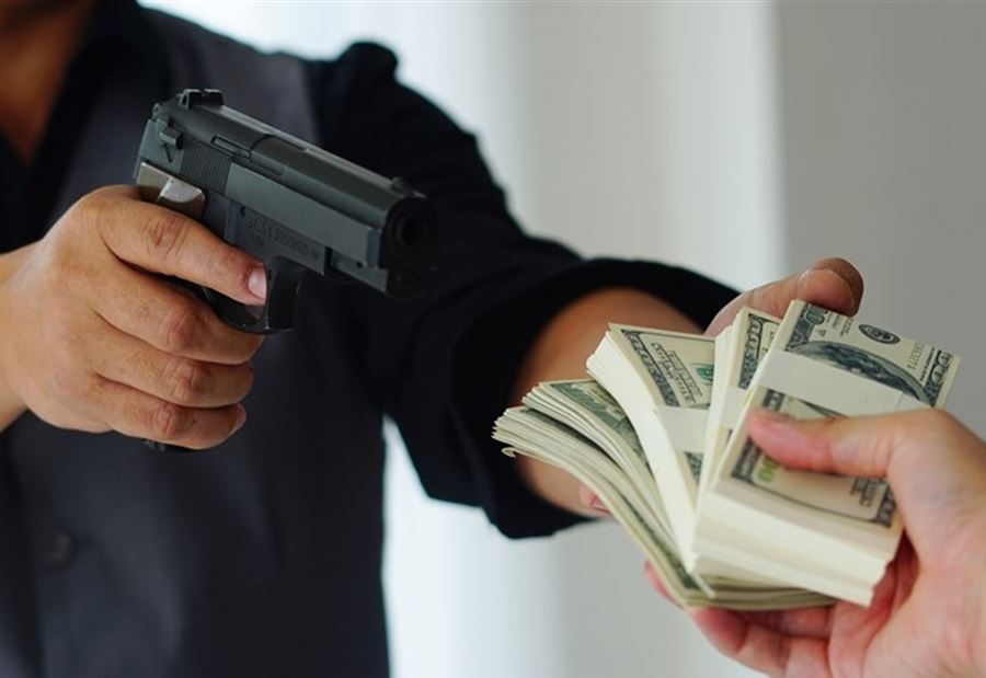 أوهما السائقين بتأمين مسالك بديلة عن تلك المقطوعة... 