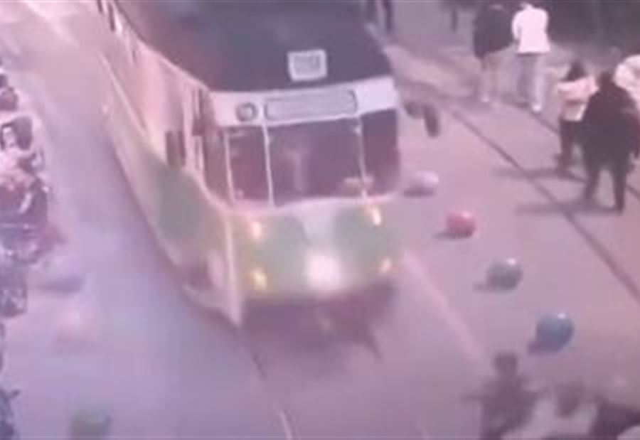 "مأساة" في إسطنبول... سيدة تقفز أمام عجلات الترام لإنقاذ حفيدها! (فيديو)