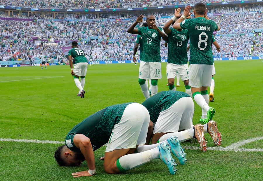 بعد الفوز السعودي التاريخي... إليكم 6 مفاجآت وقعت في "المونديال" 