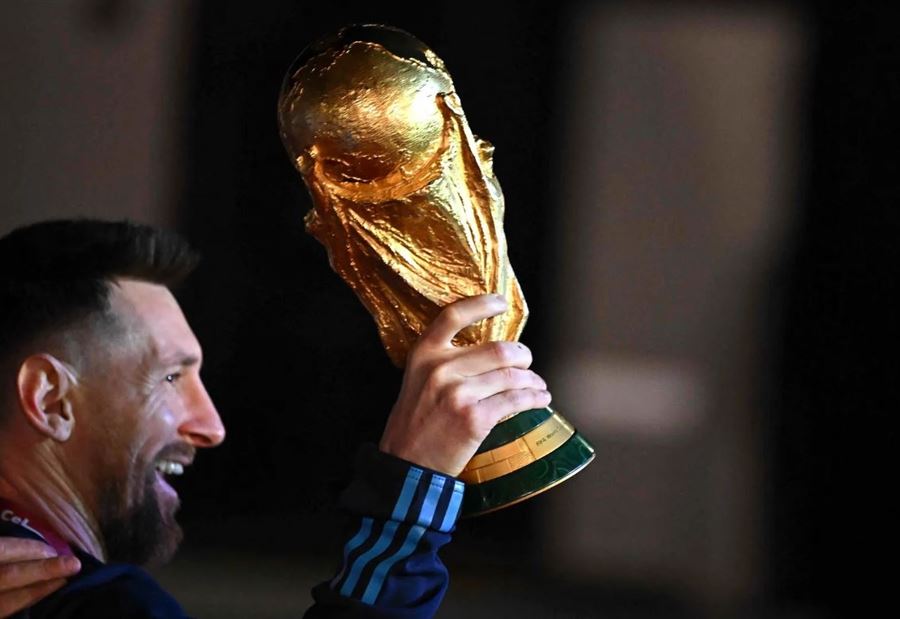 كأس العالم وصل الأرجنتين...  استقبال مهيب لميسي وفريقه! (فيديو وصور)