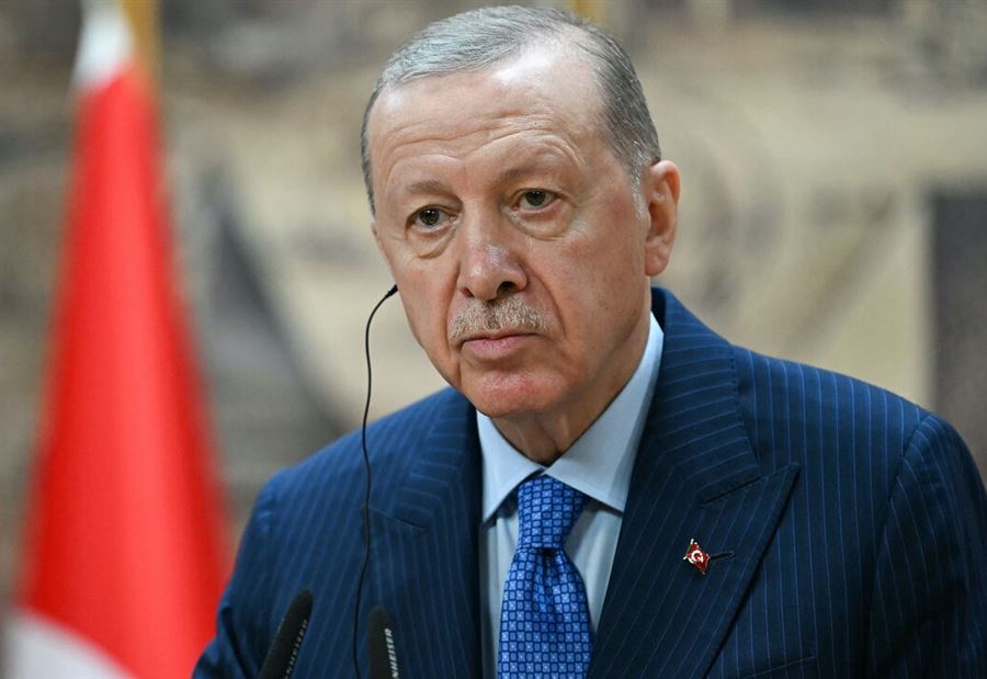 مشهد مثير للجدل في تركيا... نائبة قبّلت يد أردوغان! (فيديو)