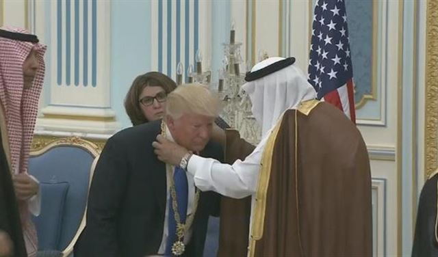 الملك سلمان يقلد ترمب أرفع وسام سعودي