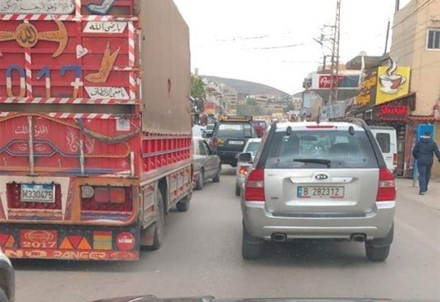 بالصور: قطع طرقات بسبب "البنزين"!