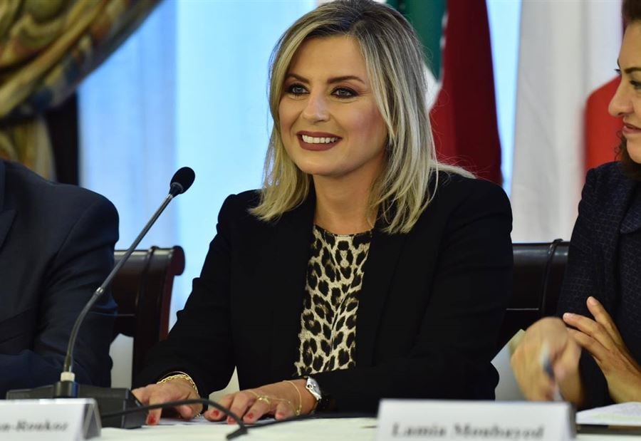 بعد ميراي كلودين تُصوِّب!