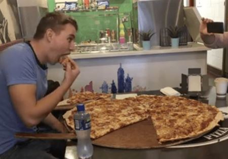 مطعم يتحدى زبائنه... 500 يورو لمن يتناول بيتزا كاملة