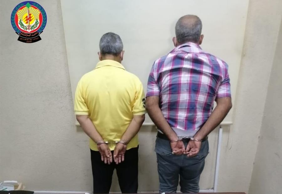 "2400 دولار مزيفة"... القبض على شخصين 