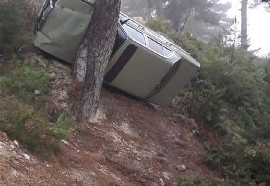 بالصورة: إنقلاب سيارة في جبل الصنوبر- القموعة