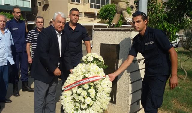 أكاليل على النصبين التذكاريين لشهداء تفجيري المسجدين
