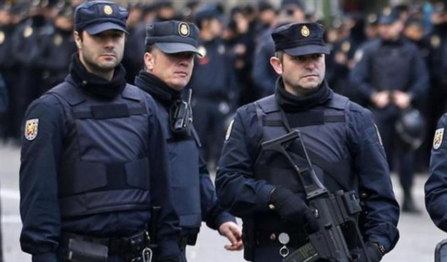 قصة مروعة.. احتجزت طفليها 7 سنوات