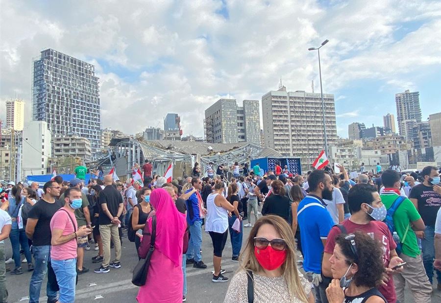 بالفيديو: وقفة تضامنية مع أهالي الشهداء والجرحى أمام المرفأ