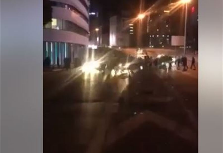 بالفيديو: لحظة دخول مجموعة "الخندق الغميق" الى ساحة الشهداء 