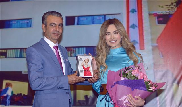 النجمة ستيفاني صليبا أكثر شخصية تأثيراً على جيل الشباب وإدارة مدرسة "ليسيه أدونيس" تسلّمها درعاً تكريمياً النجمة ستيفاني صليبا أكثر شخصية تأثيراً على جيل الشباب وإدارة مدرسة "ليسيه أدونيس" تسلّمها درعاً تكريمياً
