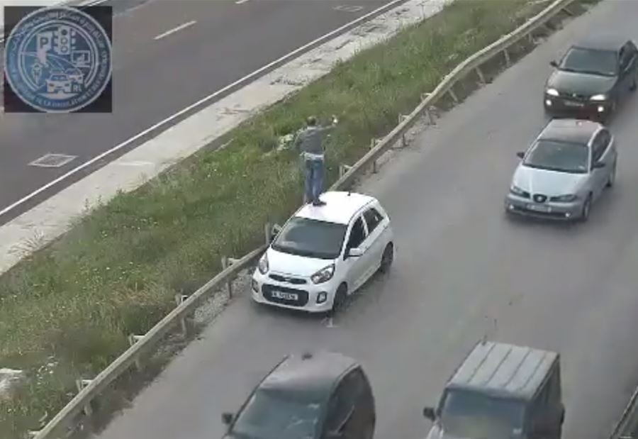 بالفيديو: مثلث تحذير بشري على سطح السيارة! بالفيديو: مثلث تحذير بشري على سطح السيارة!