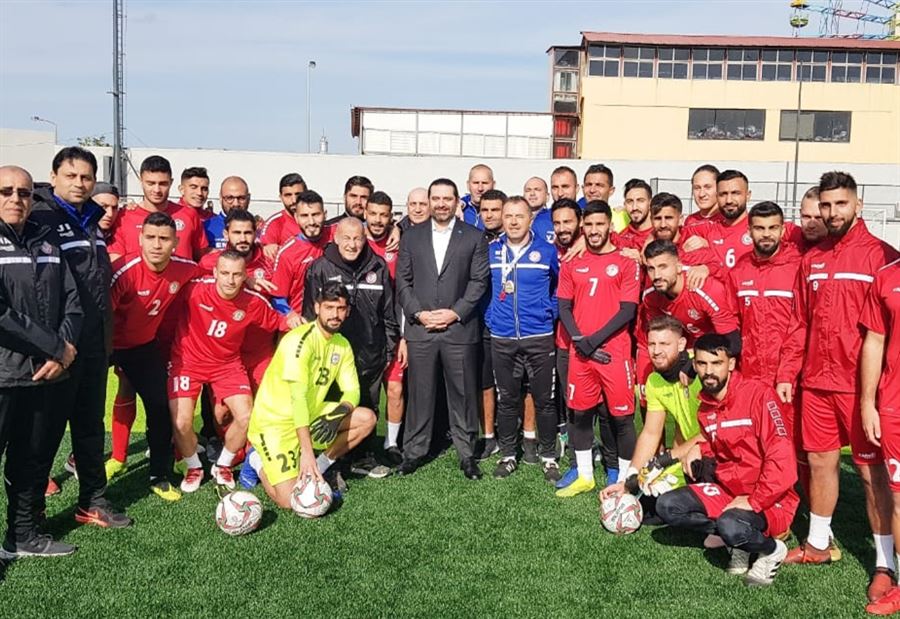 بالصور: الحريري يفاجئ منتخب لبنان لكرة القدم