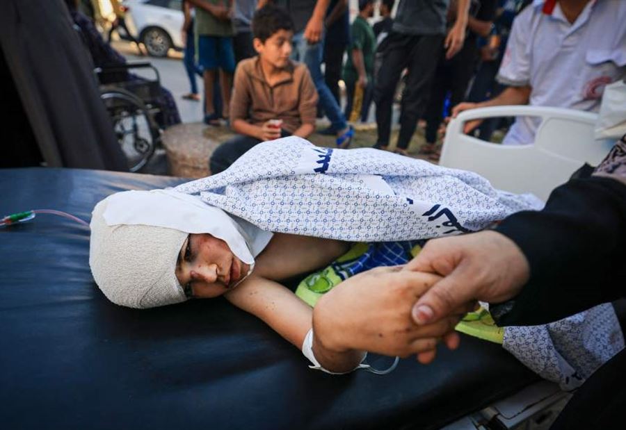 للتعرف على جثث أطفالهم... إليكم ما يفعله أهالي غزة