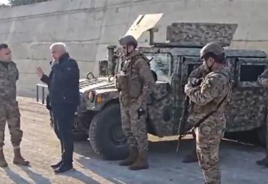 وسط تحليق مروحيات "اليونيفل"... حاجزٌ للجيش اللبناني جنوباً (فيديو)