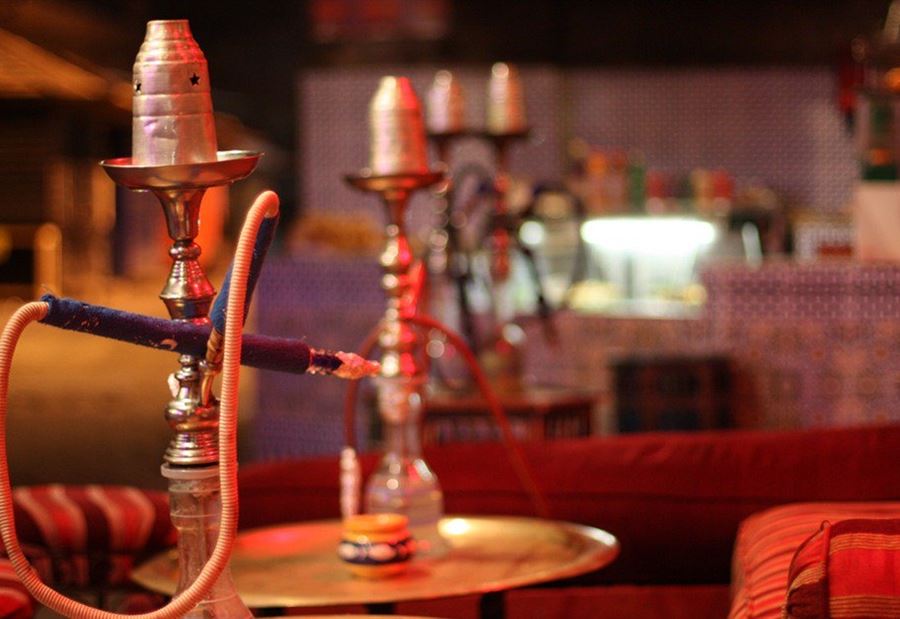 يروِّج المخدّرات داخل محلّ لـ"الأراغيل!"