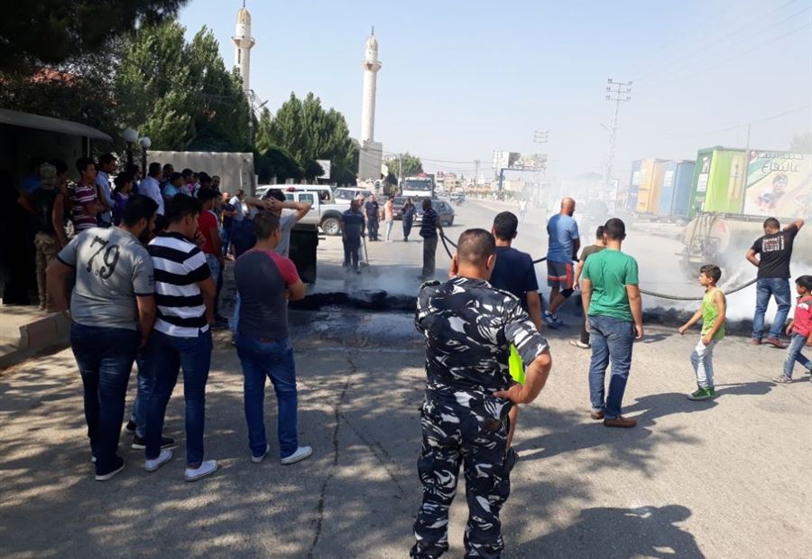 بالصورة: المزارعون يقطعون الطريق العام في المرج البقاعية 