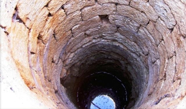 في الجنوب.. طفل يفارق الحياة بعد سقوطه في بئر