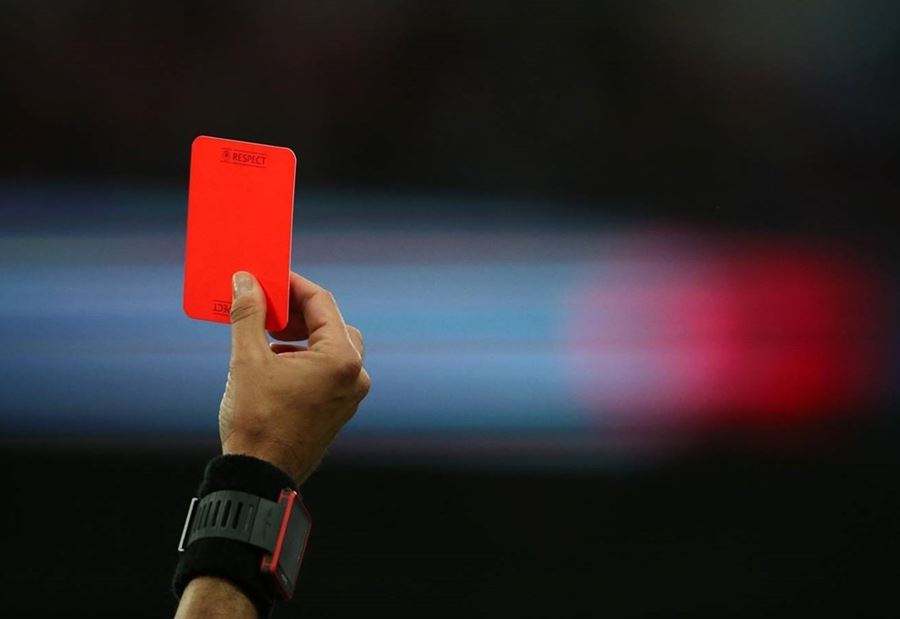 بالفيديو: لاعب عربي ينال أسرع بطاقة حمراء في تاريخ كرة القدم! 