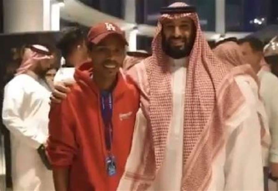 بالفيديو: بن سلمان يتجول في أحد المراكز التجارية بالإمارات