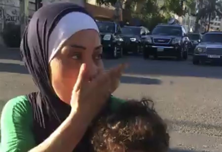 بالصورة: إفترشت الأرض مع طفليها