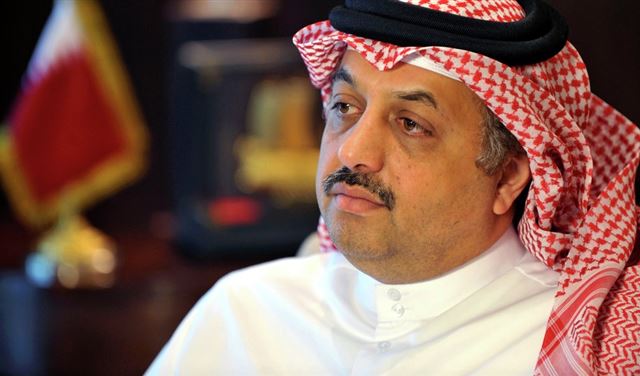 بالصور والفيديو.. وزير الدفاع القطري بالزي العسكري على الحدود السعودية 