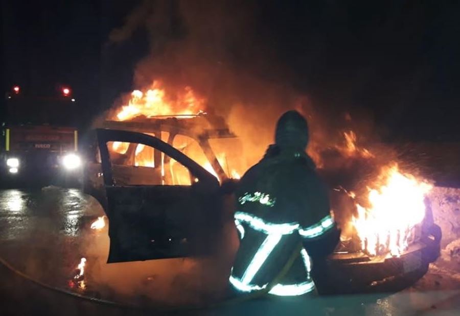 بالصور: حريق سيارة رباعية الدفع في جبيل