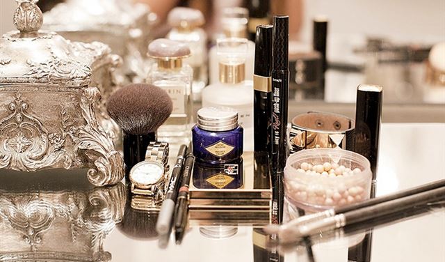 كيف تنظّفين خزانتكِ الجماليّة تحضيراً للربيع؟