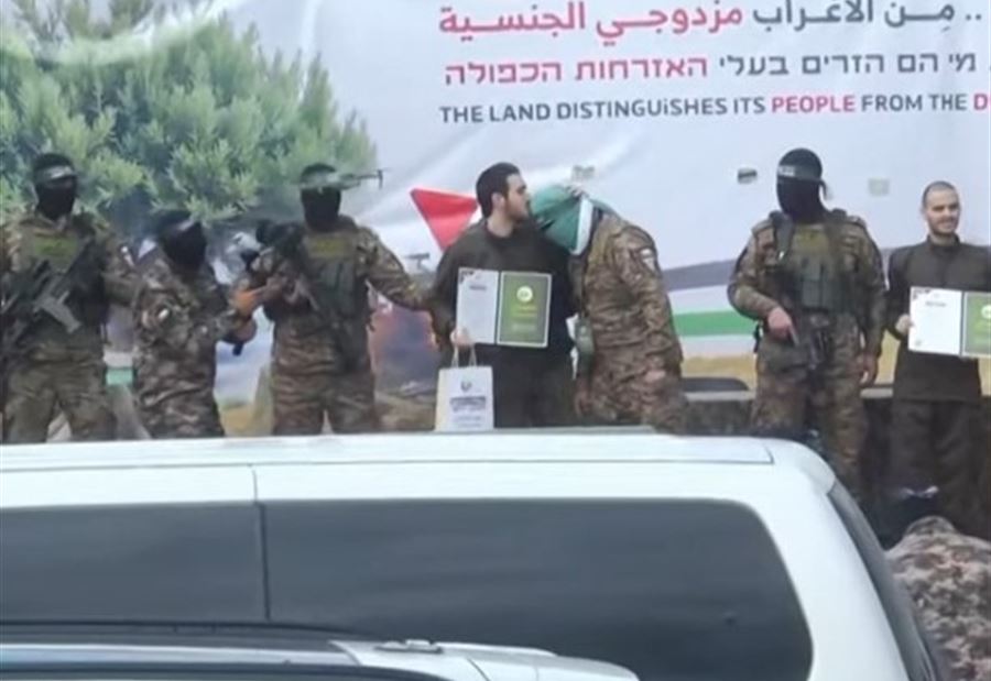 أثناء عملية التسليم... أسير إسرائيلي يقبّل رأس أحد عناصر "حماس" (فيديو)
