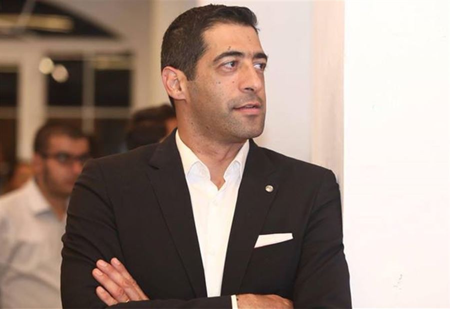 غرّد فردّت... وحنكش ينشر محادثات "واتساب" الى بستاني