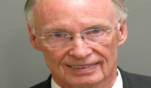 فضيحة جنسية تطيح بمسؤول كبير فضيحة جنسية تطيح بمسؤول كبير