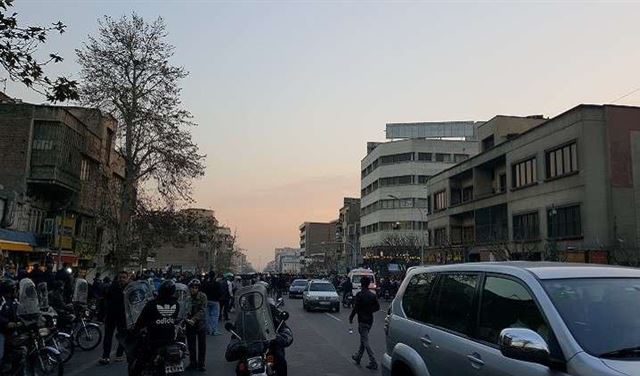 مقتل 5 عناصر أمنية باشتباكات مع المحتجين في طهران مقتل 5 عناصر أمنية باشتباكات مع المحتجين في طهران