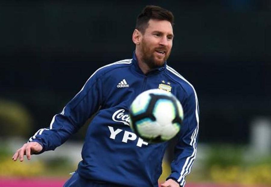 ميسي يكشف تفاصيل "الهروب" من برشلونة