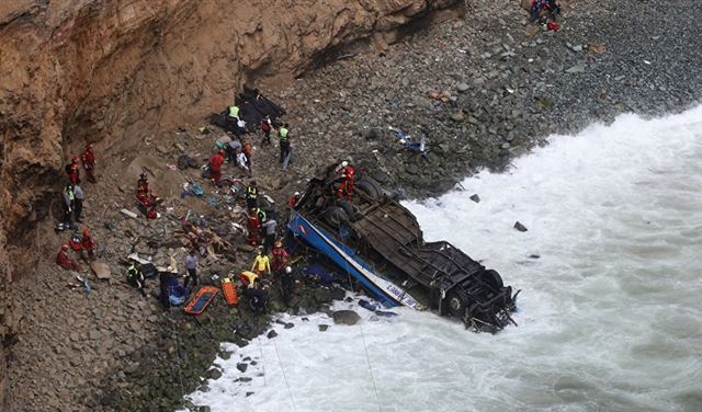 بالفيديو والصور.. 48 قتيلاُ في حادث تصادم في بيرو بالفيديو والصور.. 48 قتيلاُ في حادث تصادم في بيرو
