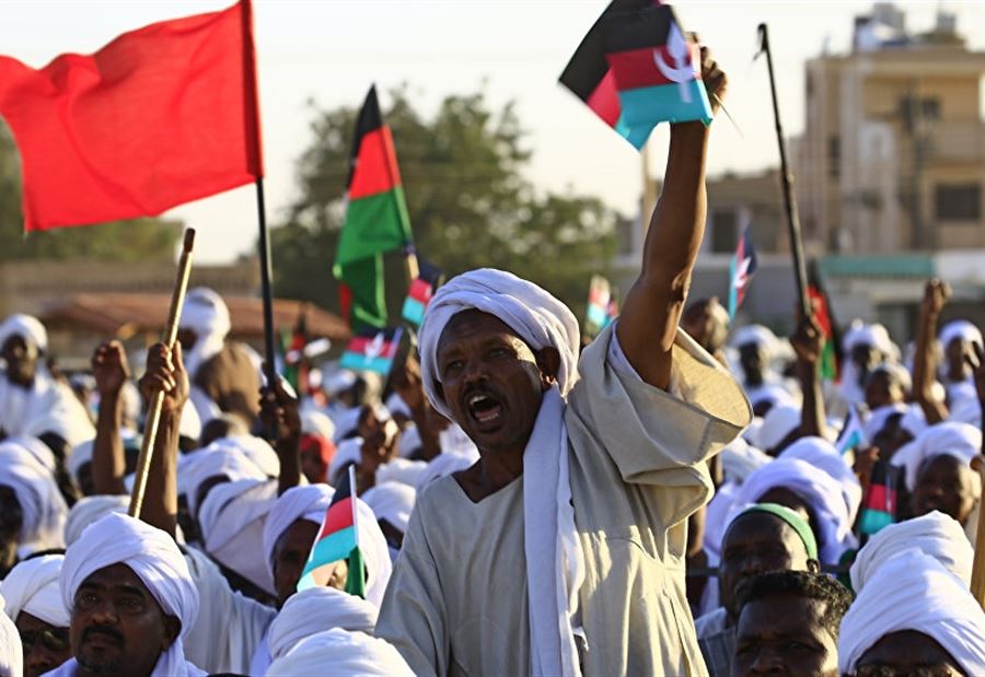 دولة عربية تدعو رعاياها لمغادرة السودان