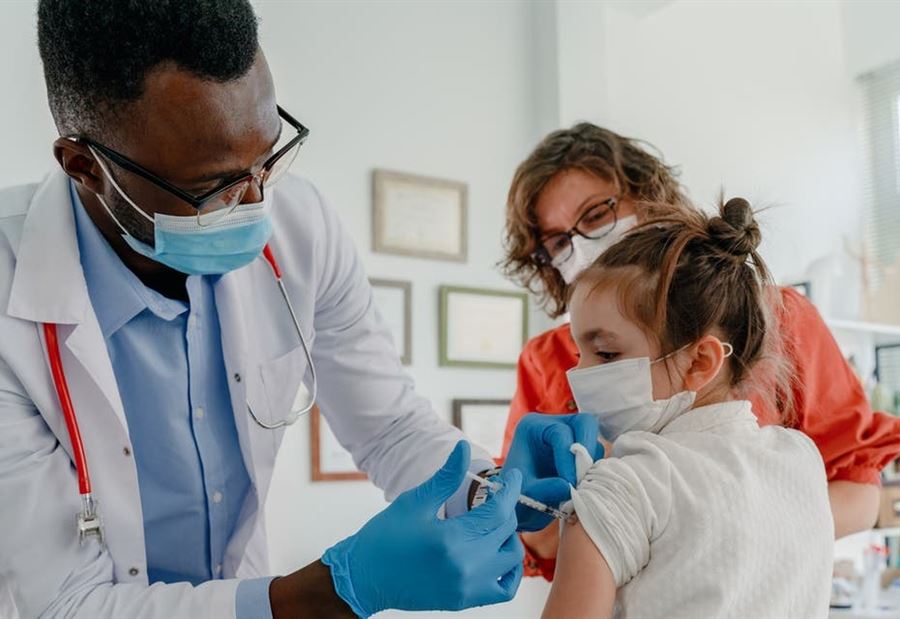 لماذا يجب تطعيم الأطفال بلقاح كورونا؟