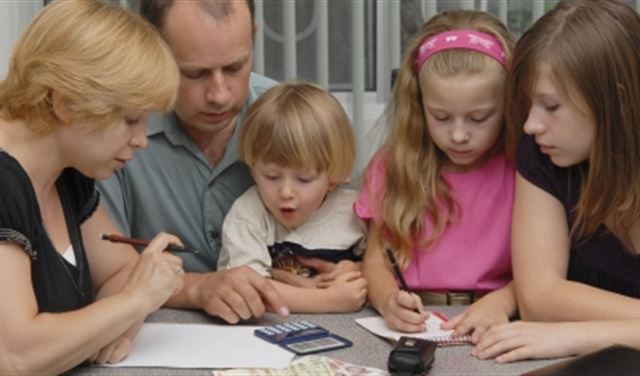 لئلا يكون مسرفاً أو بخيلاً.. كيف تتحدث مع طفلك عن المال