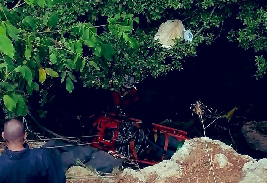 بالصور: إنقاذ شخص بعد سقوطه عن علو مرتفع 