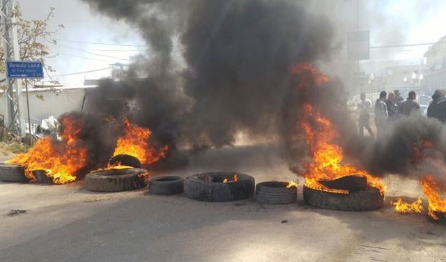 بالصور: قطع طريق زحلة بالإطارات المشتعلة بالصور: قطع طريق زحلة بالإطارات المشتعلة