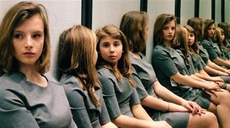 انظر إلى الصورة بدقة.. كم فتاة ترى؟