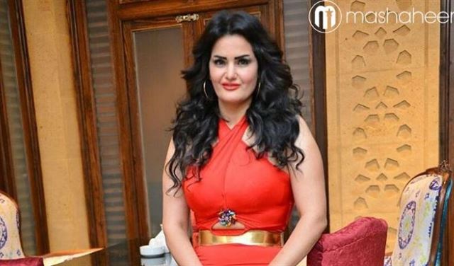 بالصورة.. سما المصري تلف جسدها بمنشفة الحمام!