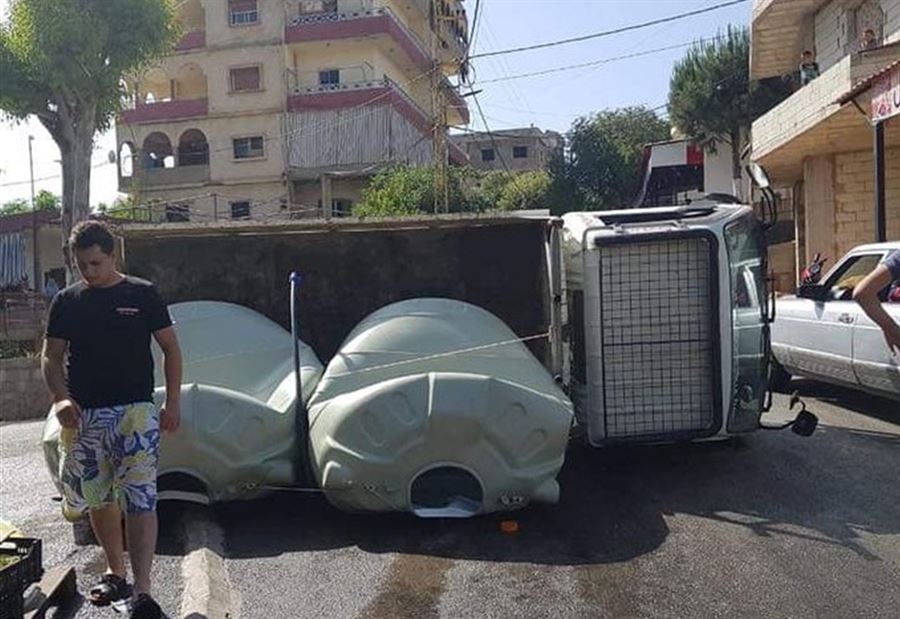 بالصورة: انقلاب بيك اب على طريق عام بطرماز - الضنية