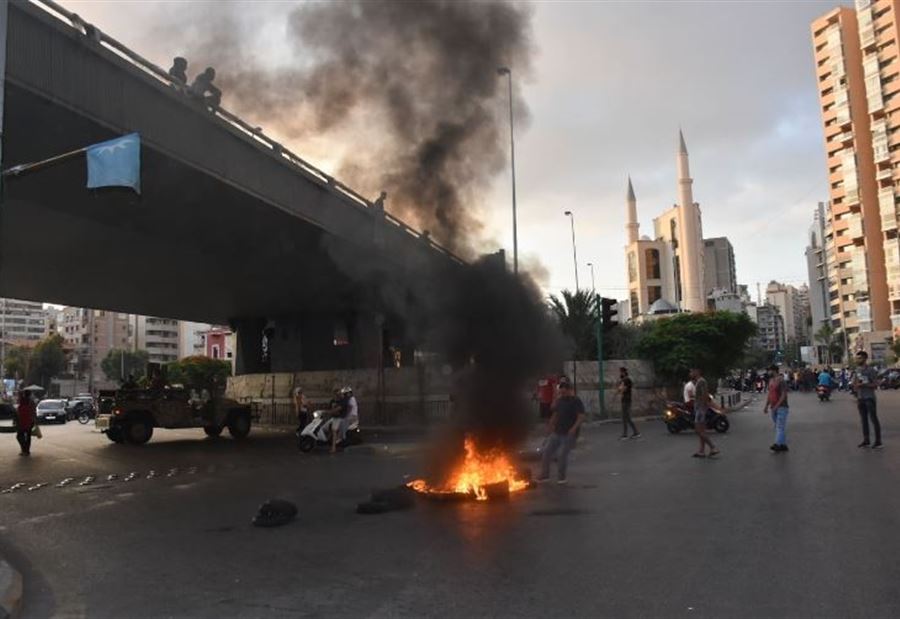 بالفيديو والصور: الطرقات المقطوعة مساء اليوم الأربعاء