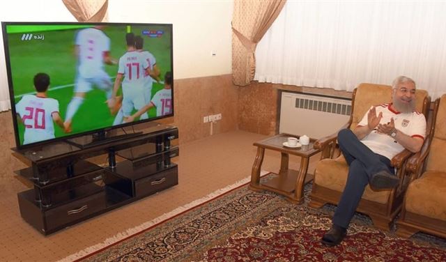 صورة فريدة لروحاني من دون العمامة