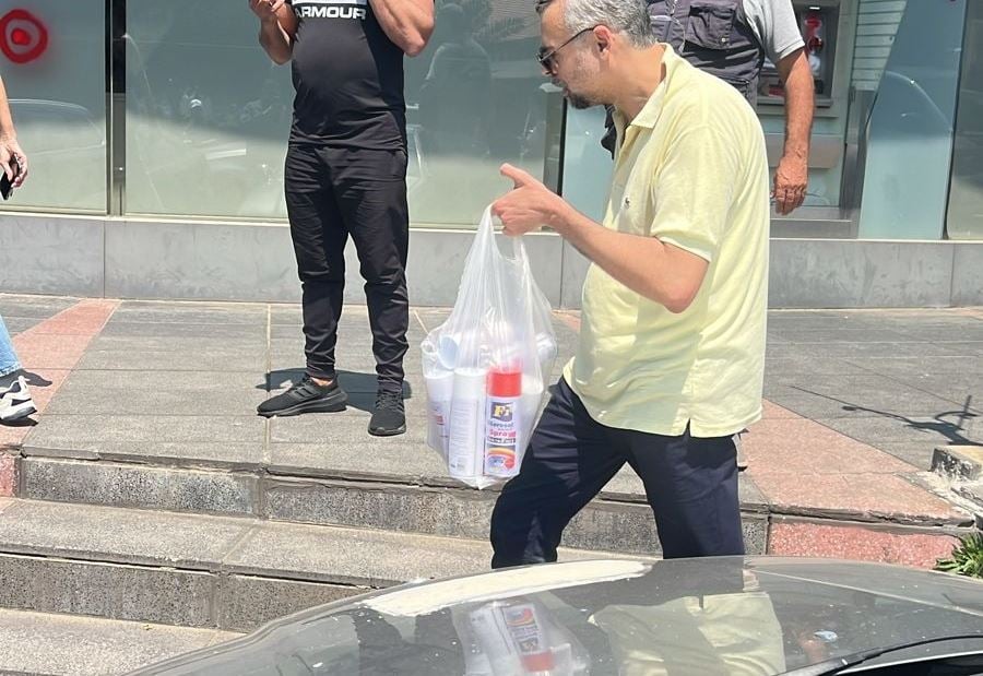 الاقتصاص يتجاوز المصارف... وينال من موظف من ذوي الاحتياجات الخاصة! (فيديو) الاقتصاص يتجاوز المصارف... وينال من موظف من ذوي الاحتياجات الخاصة! (فيديو)