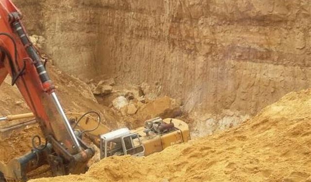 بالصور.. محافير رمل عشوائية تهدد البيئة بالصور.. محافير رمل عشوائية تهدد البيئة