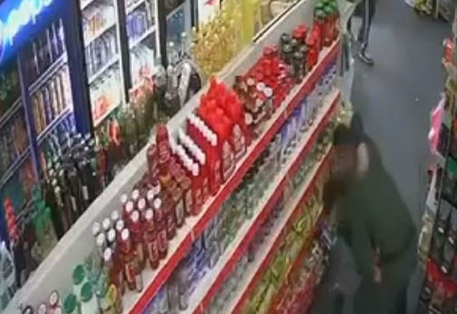 هجوم بالشفرات والسكاكين... الرواية الكاملة للاعتداء على شرطي بلدي! (فيديو)